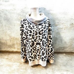 Cato Woman sz 18/20W gray snow leopard print lightweight sweatshirt cowl neck